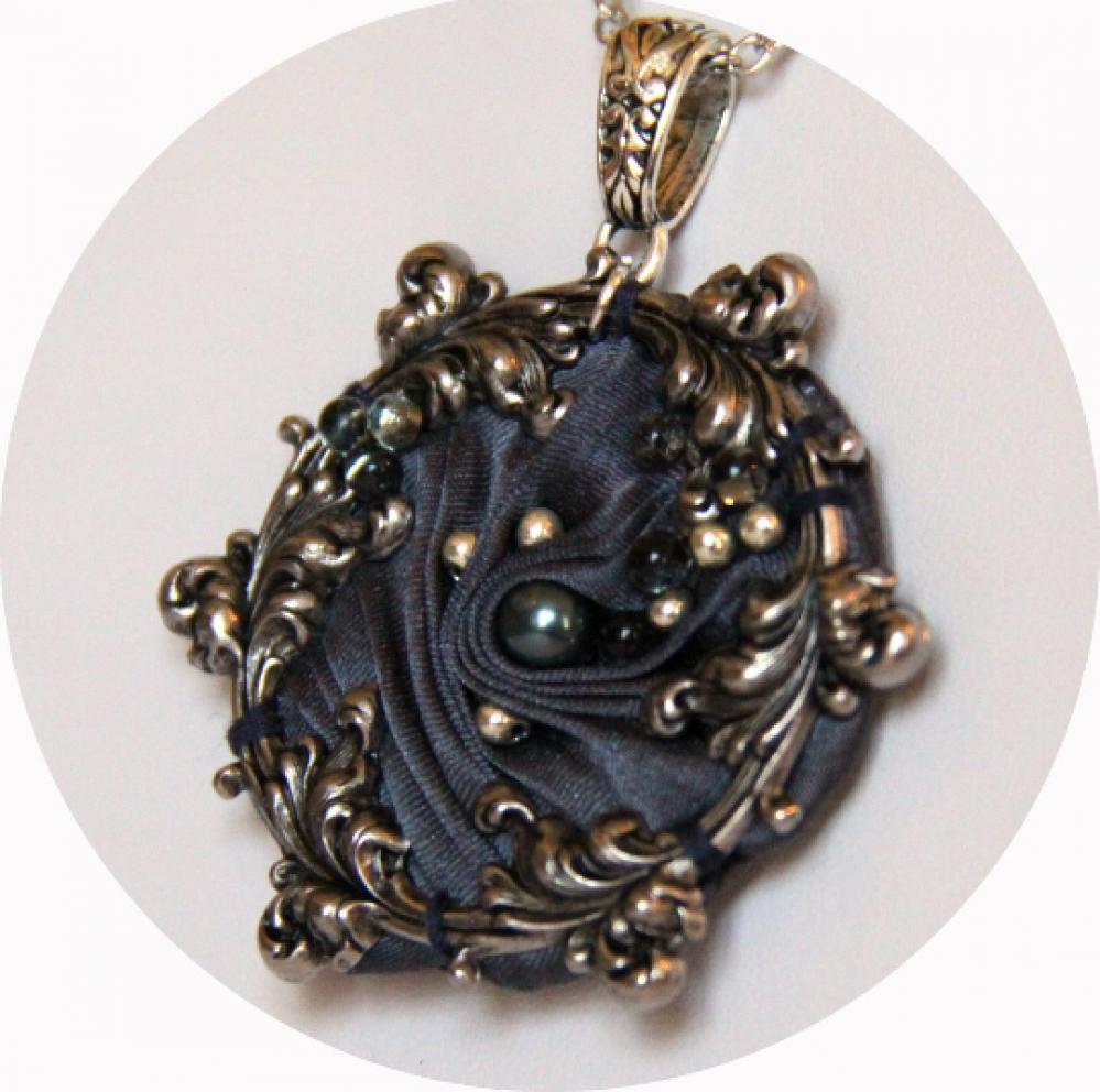 Collier victorien médaillon en ruban de soie shibori gris antique et cadre argenté à volutes arabesques brodé de perles argent et anthracite--9995535439351