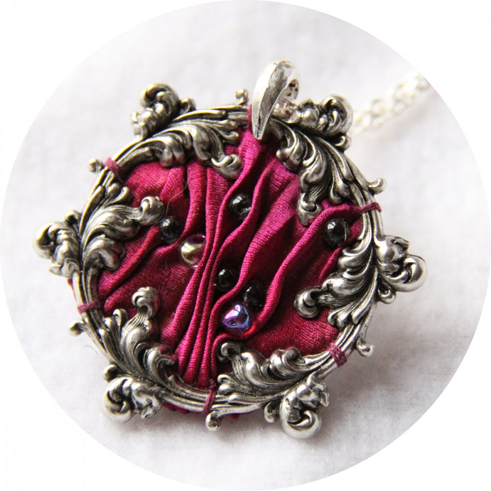 Collier victorien médaillon en ruban de soie shibori rose fuchsia et cadre argenté à volutes arabesques brodé--9996049093008