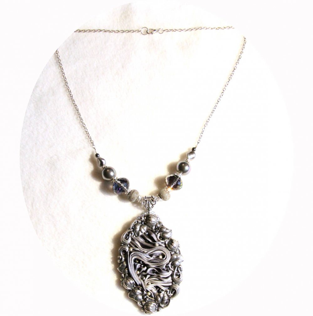 Collier Victorien médaillon textile en soie shibori grise et cadre argent et broderie de perles de cristal--9995535448711