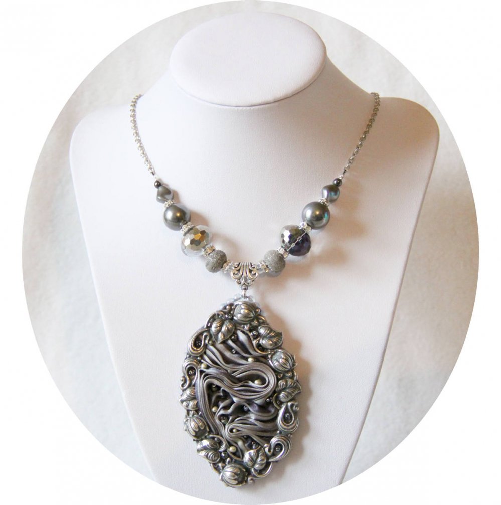 Collier Victorien médaillon textile en soie shibori grise et cadre argent et broderie de perles de cristal--9995535448711