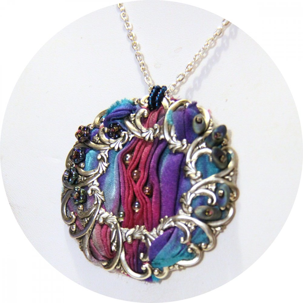 Collier Victorien médaillon textile en soie shibori turquoise violet mauve et argent brodé de perles de cristal--9995588123573