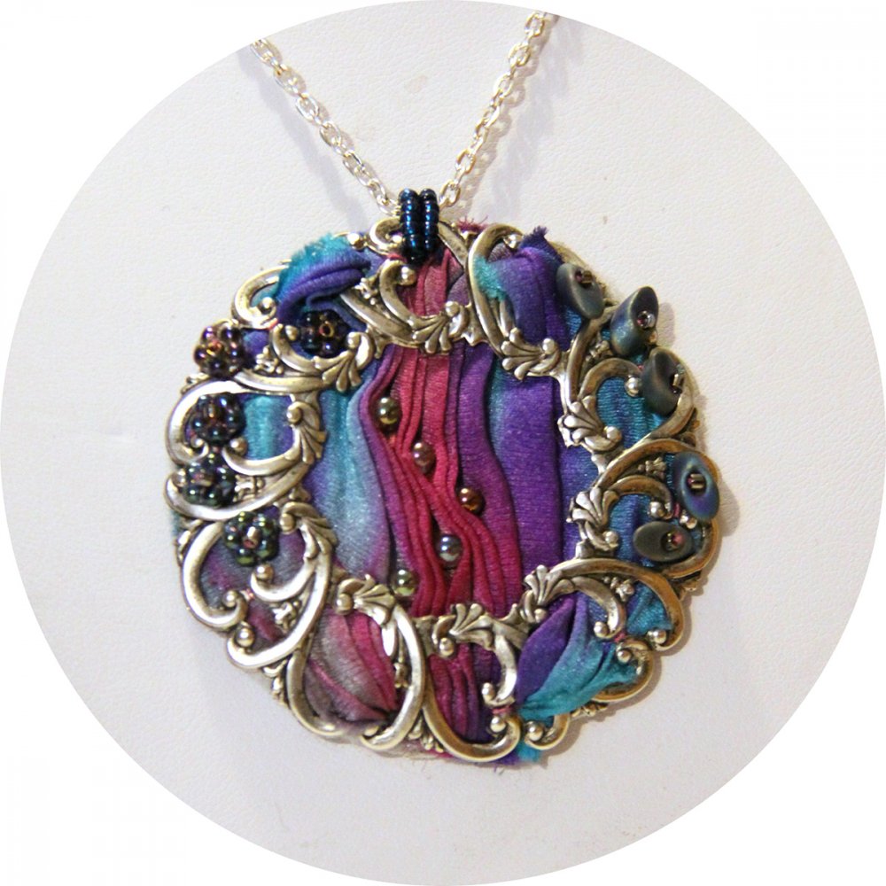 Collier Victorien médaillon textile en soie shibori turquoise violet mauve et argent brodé de perles de cristal--9995588123573