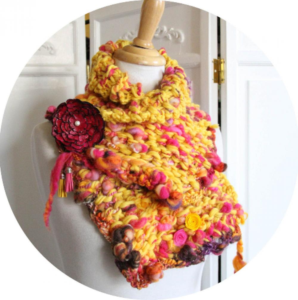 Col echarpe snood coloré en pure laine jaune et rose avec broche fleur en cuir--9995983456269