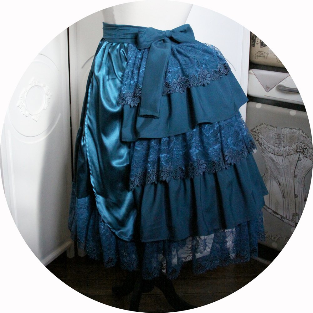 Demi tournure 'faux-cul' ou 'bustle' Steampunk Victorienne en satin bleu paon et dentelle brodée--9995867026380