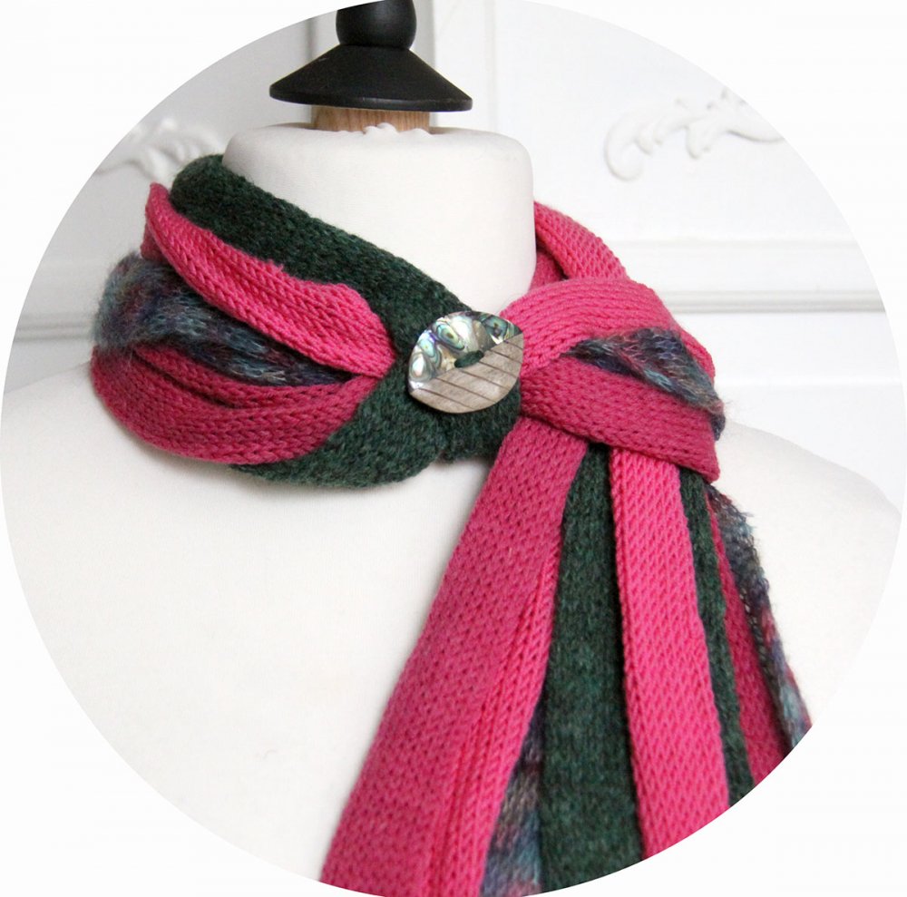 Echarpe en laine multirang en laine rose et verte et mohair avec bouton irisé--2226437039729
