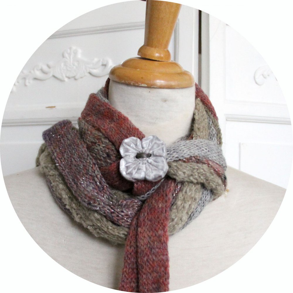 Echarpe en laine multirang en rangs de laine beige kaki et rouge et bouton en céramique--2226437046376