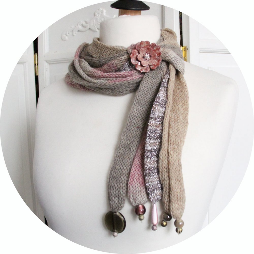 Echarpe en laine multirang en rangs de laine beige et rose et bouton en céramique--2226437044785