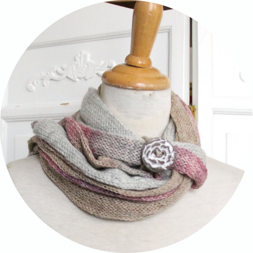 Echarpe en laine multirang en rangs de laine beige et rose et bouton en céramique--2226437042736