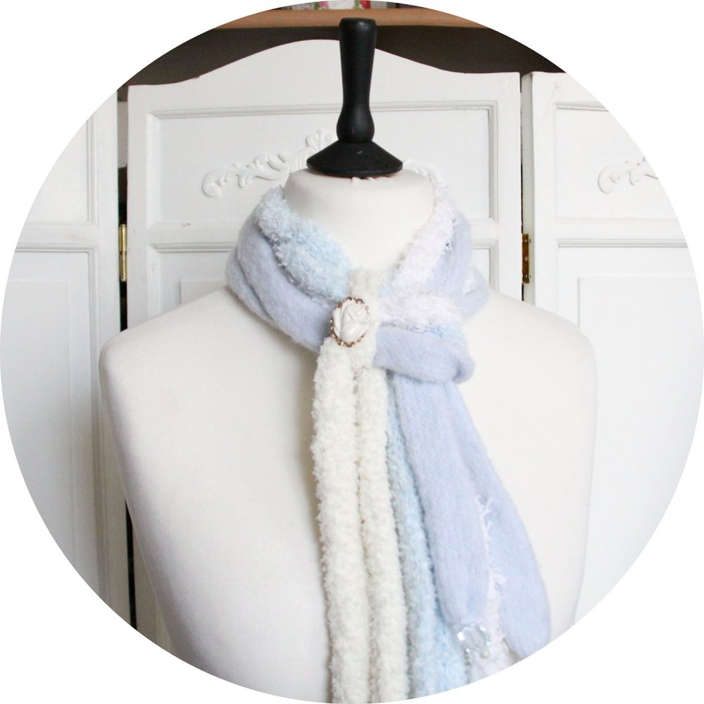 Echarpe en laine multirang en rangs de laine bleue et blanche et broche rose blanche--9995987903172