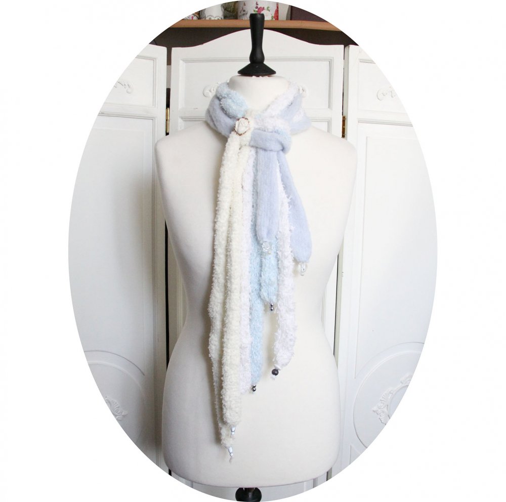 Echarpe en laine multirang en rangs de laine bleue et blanche et broche rose blanche--9995987903172