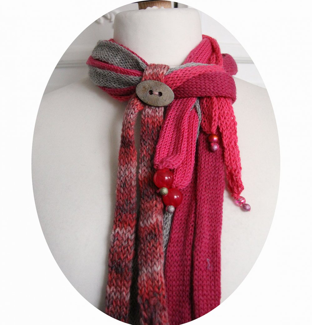 Echarpe en laine multirang en rangs de laine gris et rose fuchsia et bouton gris--2226329153151