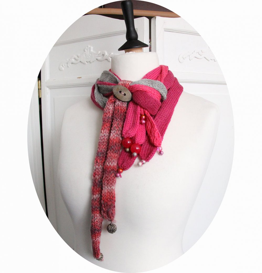 Echarpe en laine multirang en rangs de laine gris et rose fuchsia et bouton gris--2226329153151