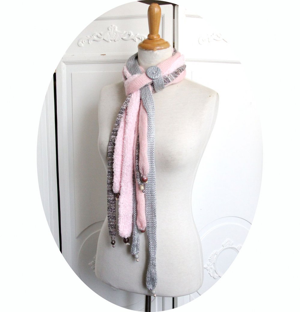 Echarpe en laine multirang en rangs de laine rose et gris perle et bouton gris argent--2226328975884