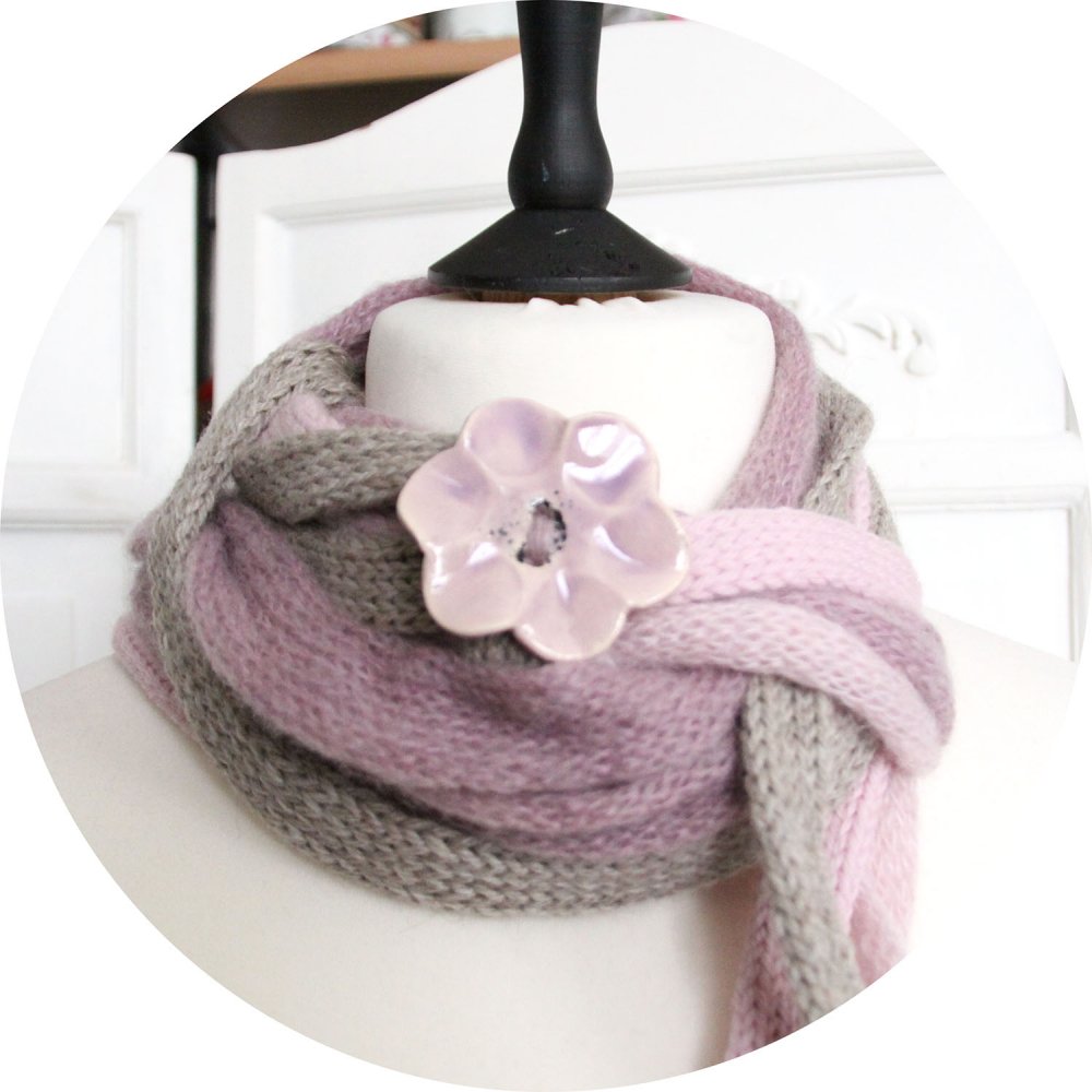 Echarpe en laine multirang en rangs de laine rose et parme et bouton en céramique mauve--9995987903172