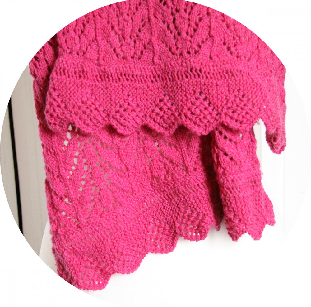 Echarpe en laine rose tricotée main et attache en bois--2226414727595