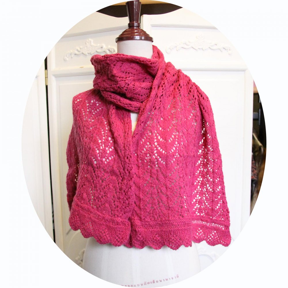 Echarpe en laine rose tricotée main et attache en bois--2226414727595