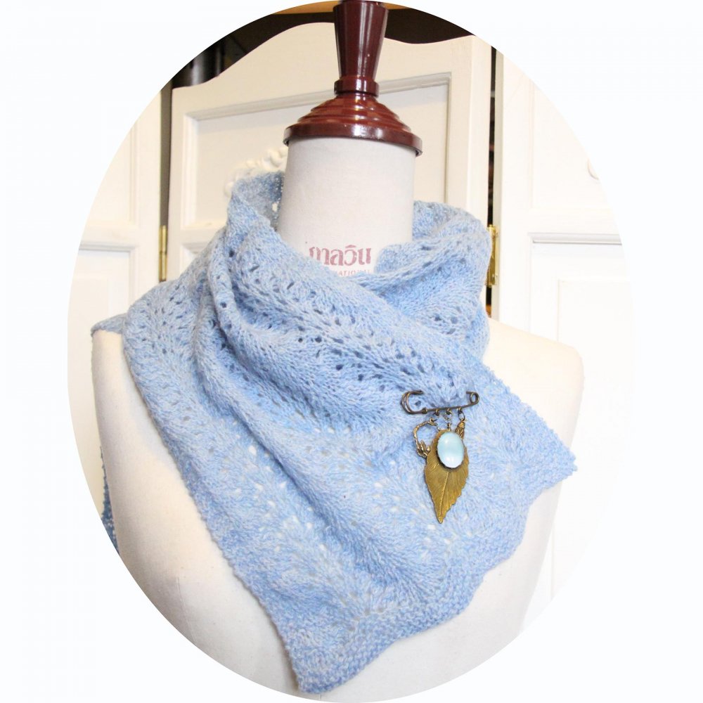 Echarpe tour de cou en laine bleue tricotée main et sa broche--9995741949965