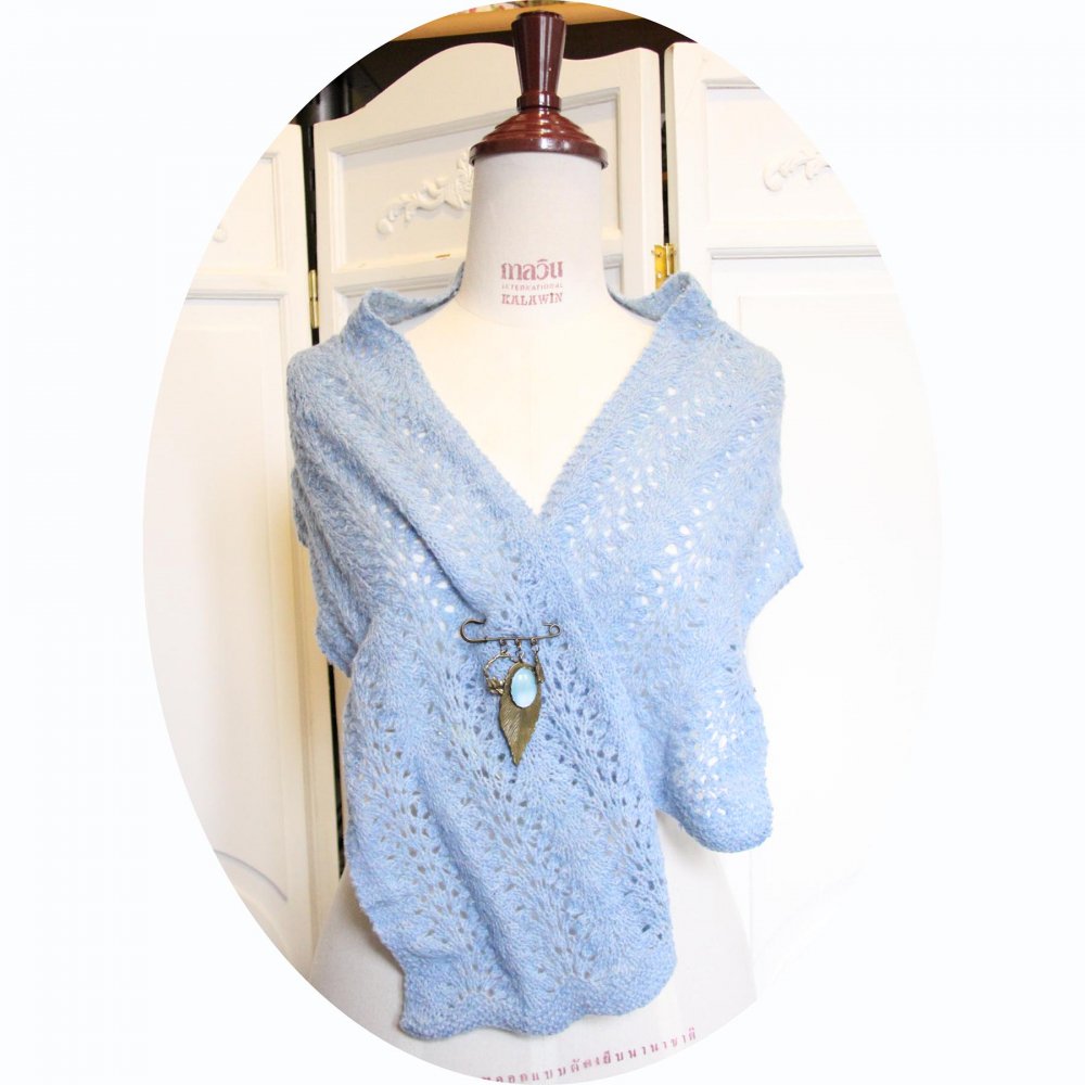 Echarpe tour de cou en laine bleue tricotée main et sa broche--9995741949965