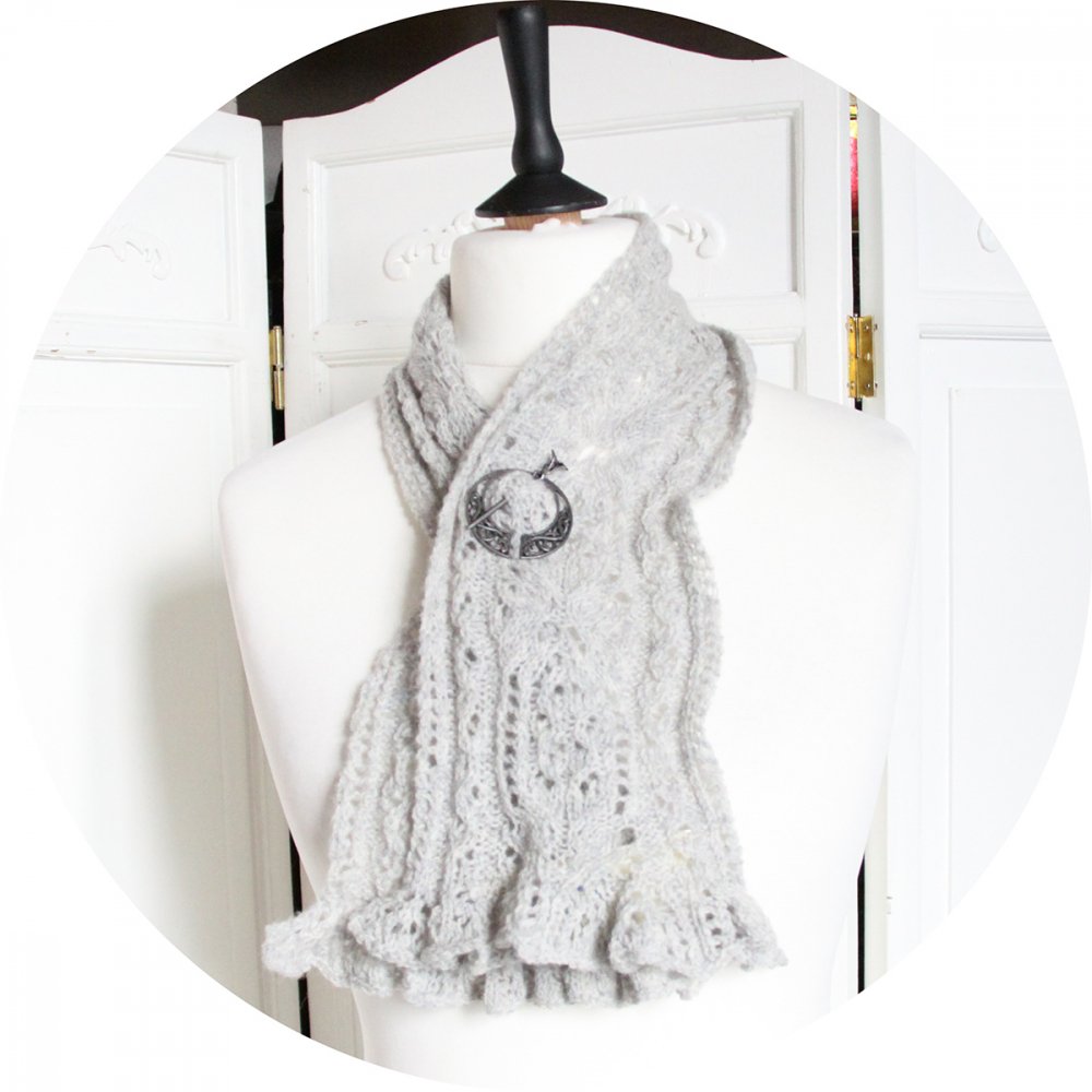 Echarpe tour de cou en laine grise tricotée main et sa broche--9995741933131
