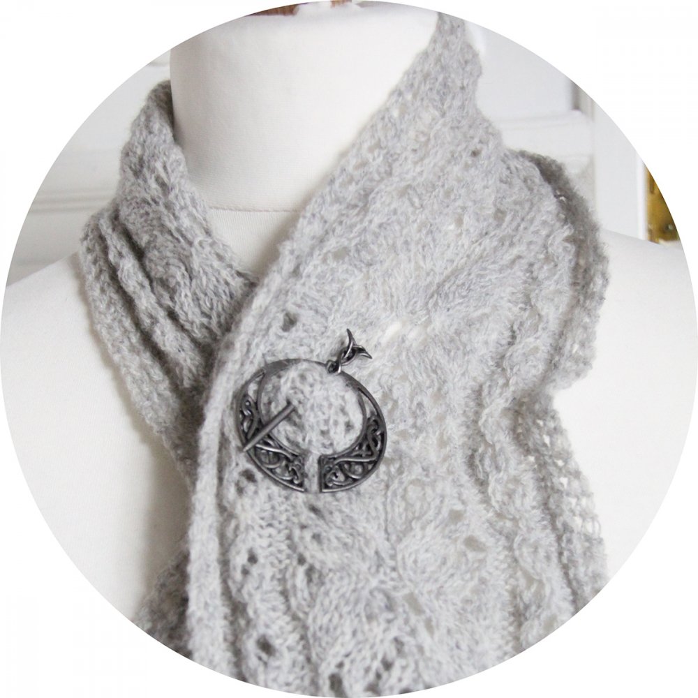 Echarpe tour de cou en laine grise tricotée main et sa broche--9995741933131