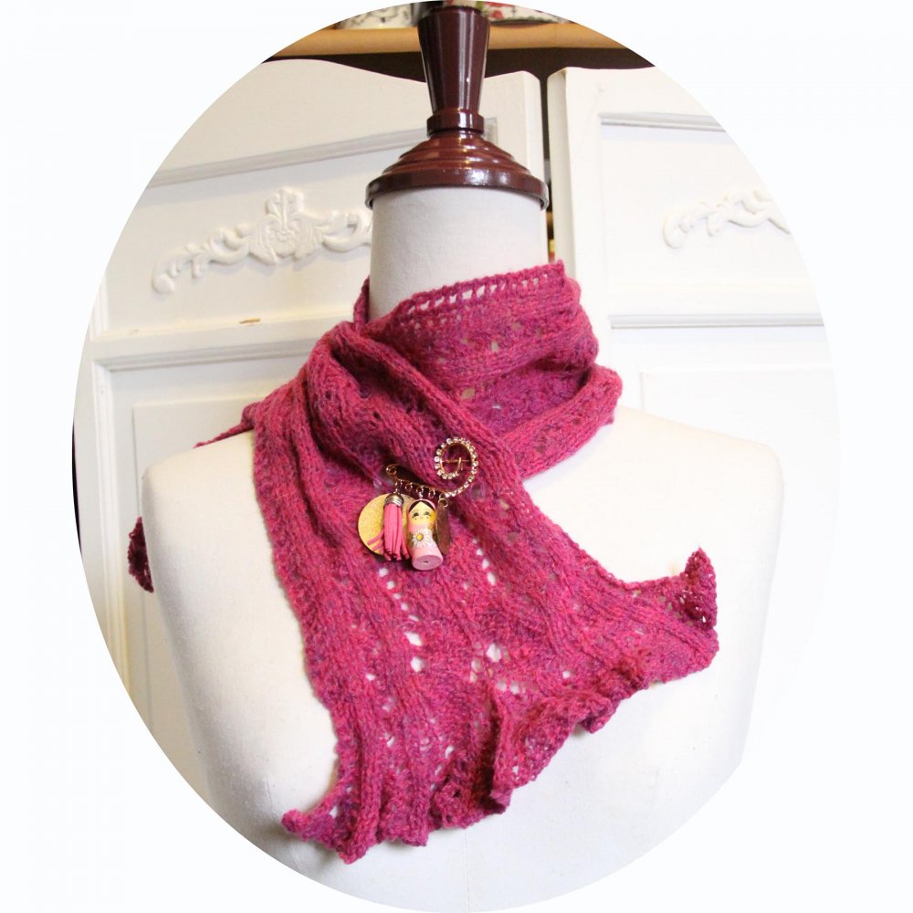 Echarpe tour de cou en laine rose tricotée main et sa broche--9995741957212
