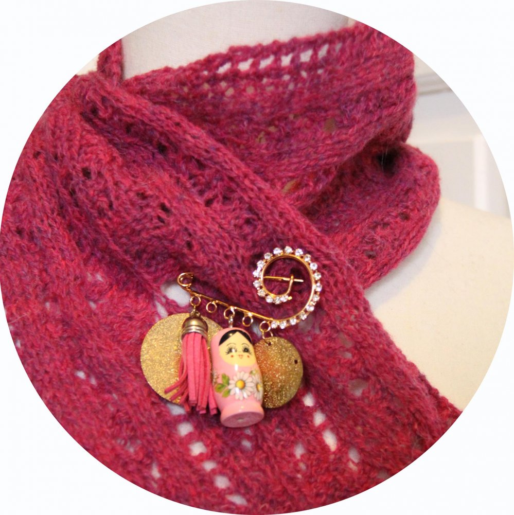 Echarpe tour de cou en laine rose tricotée main et sa broche--9995741957212