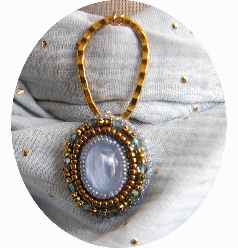 Etole bleu ciel en double gaze de coton à pois dorés et bijou cabochon perlé doré--9996152359978
