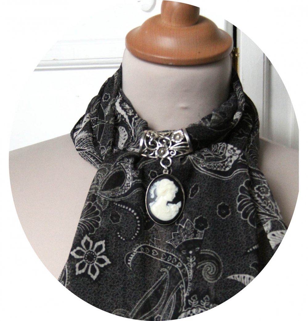 Etole foulard bijou en mousseline noire et blanche et bijou camée--2226736900911