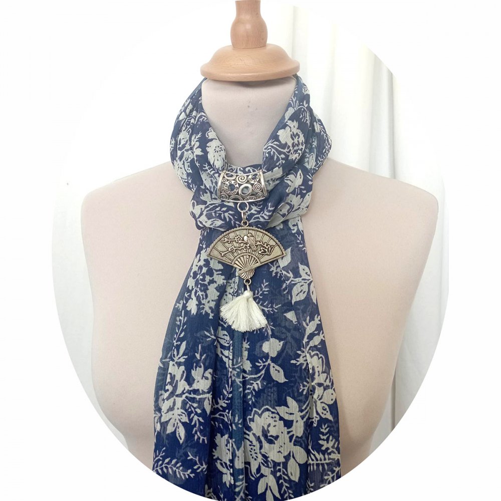 Etole foulard en mousseline bleue à fleurs blanches et bijou argent--2226862521172