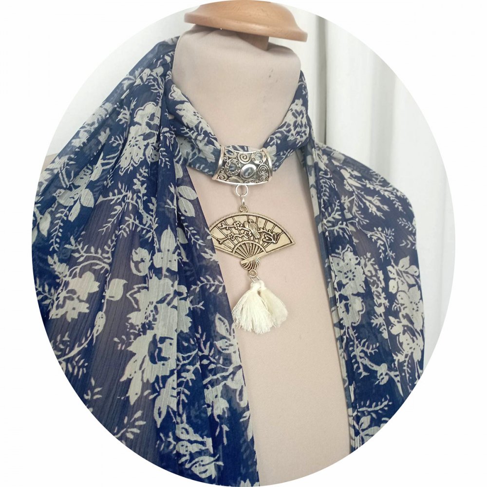 Etole foulard en mousseline bleue à fleurs blanches et bijou argent--2226862521172