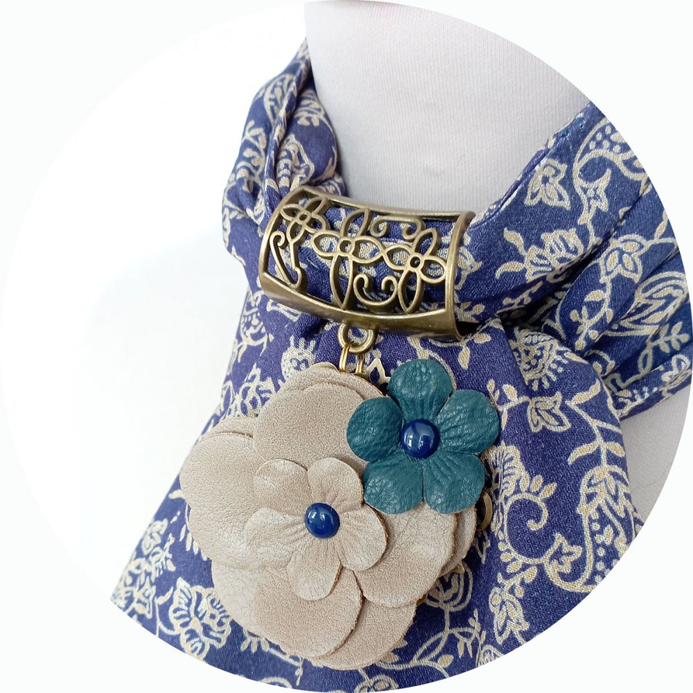 Etole foulard en viscose bleue à fleurs beiges et bijou argent--2226862544768
