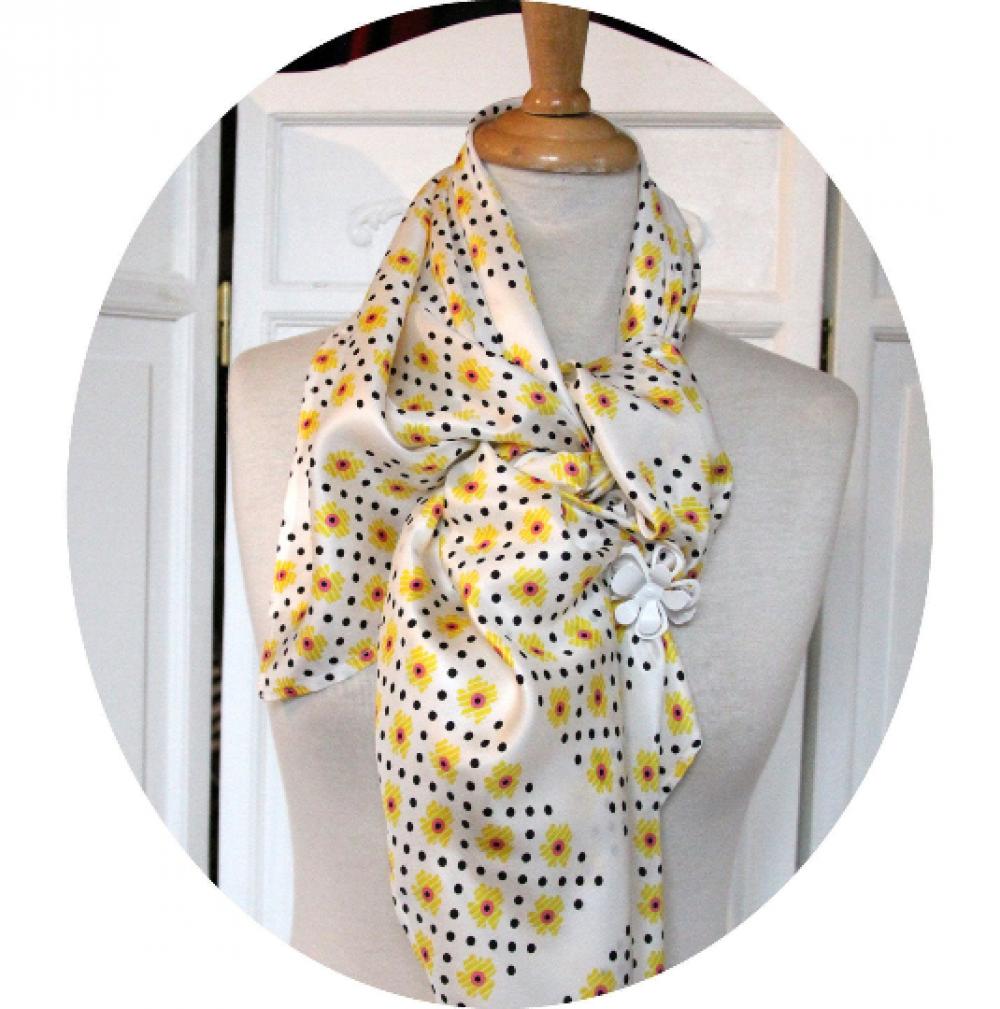 Foulard en soie grand carré de twill écru imprimé de fleurs jaunes et pois noirs--9995983409029