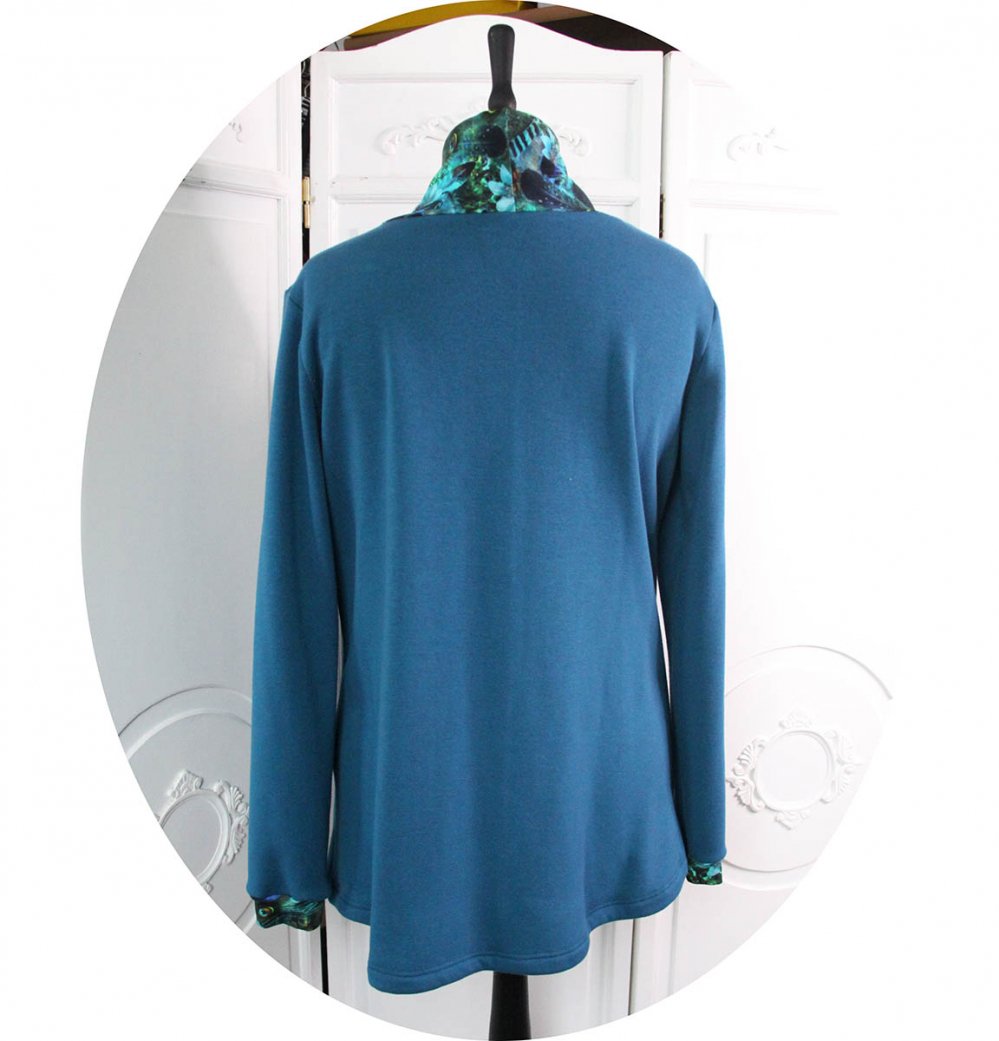 Gilet long en polaire alpine bleu canard et col kimono imprimé paon--2226693607847