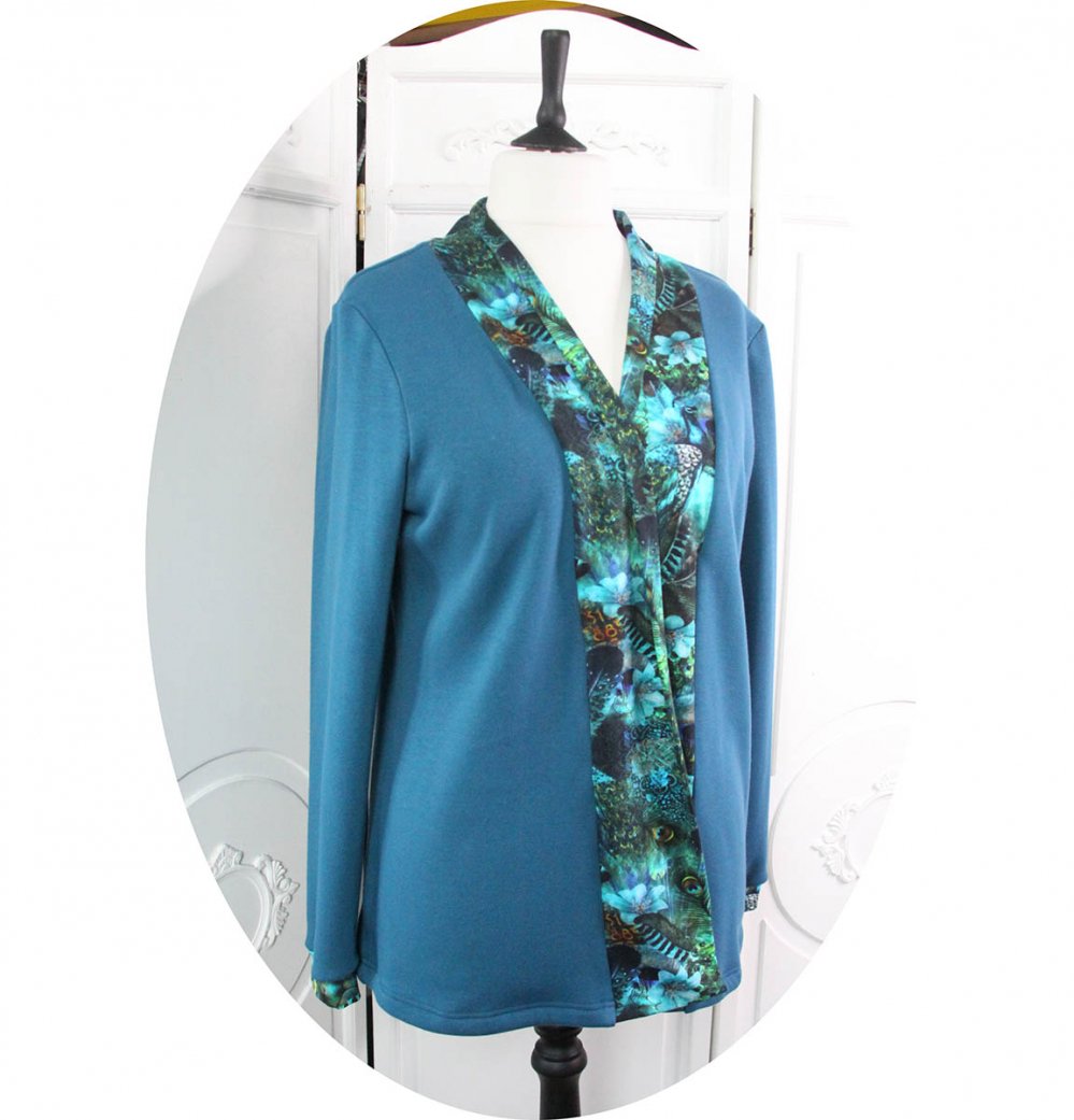 Gilet long en polaire alpine bleu canard et col kimono imprimé paon--2226693607847