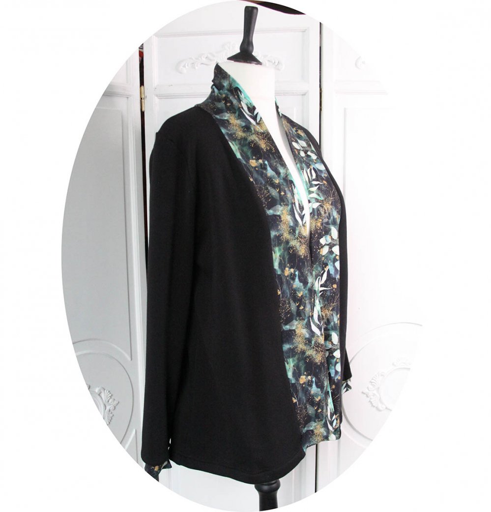 Gilet long en polaire alpine noir et col kimono imprimé feuillage--2226735327573