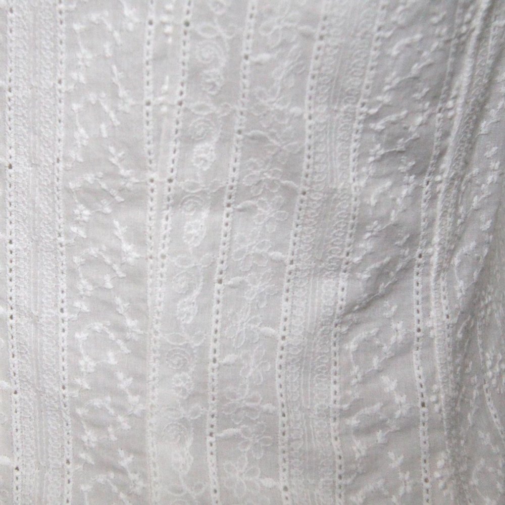 Haut cintré sans manches en broderie anglaise écrue pur coton avec une encolure carrée--9995582096545