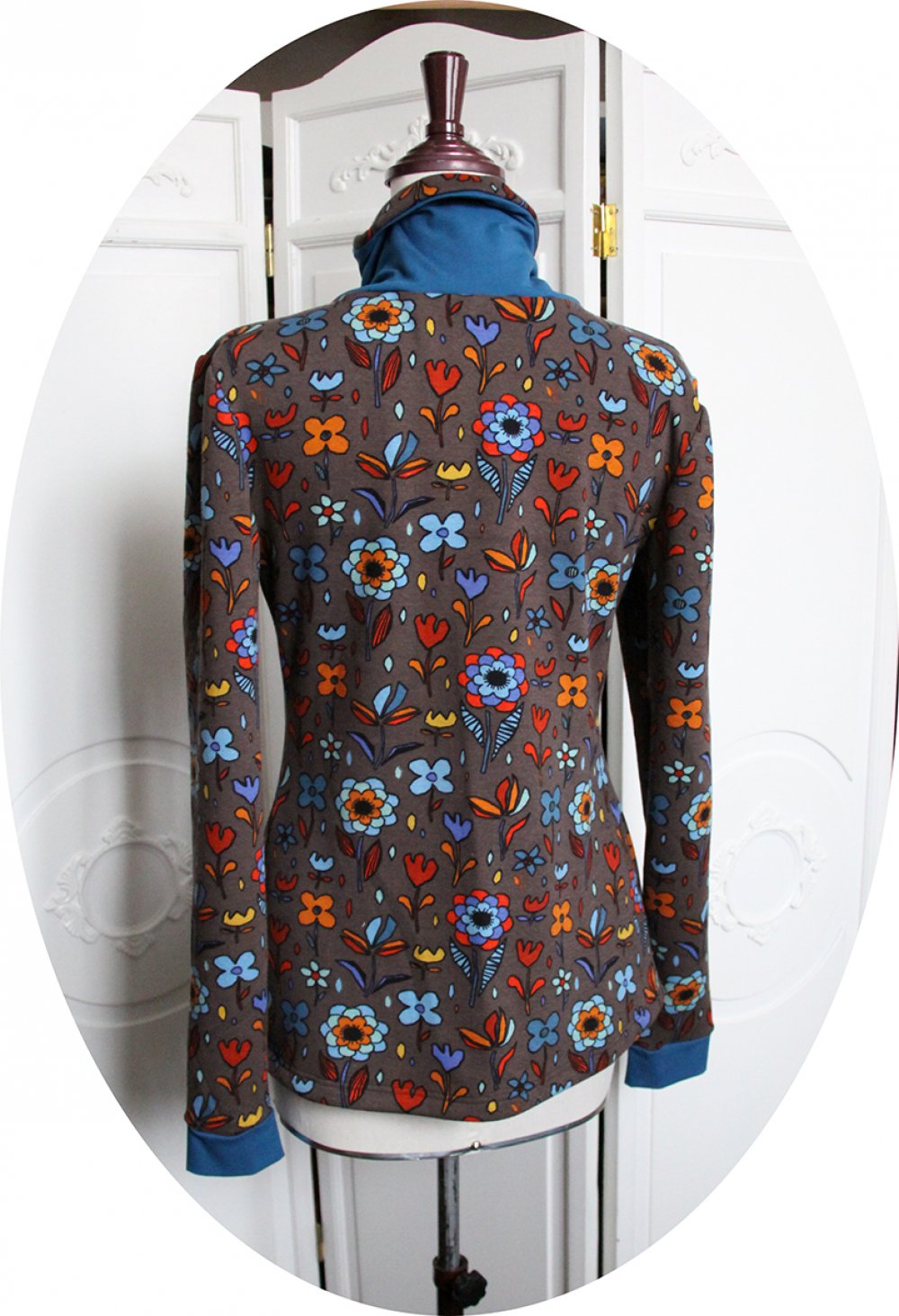 Haut sweatshirt col montant en molleton imprimé marron et col bleu pétrole--9996039644654