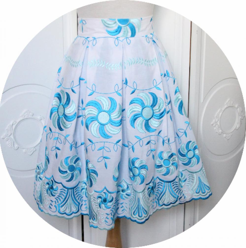 Jupe courte et évasée à larges plis en coton blanc et motifs de fleurs brodée bleu turquoise et bleu lagon--9995568250329