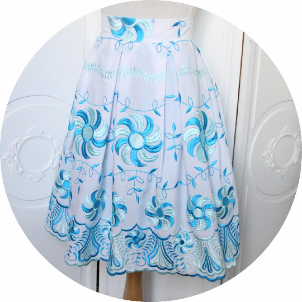 Jupe courte et évasée à larges plis en coton blanc et motifs de fleurs brodée bleu turquoise et bleu lagon--9995568250329