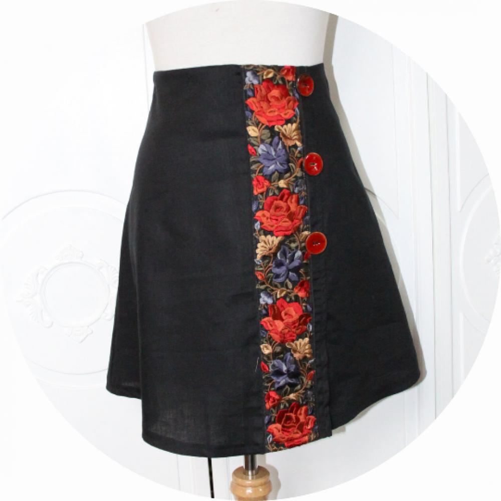 Jupe courte trapeze style portefeuille en lin noir léger et galon en soie brodé de fleurs rouges et bleues--9995920486427
