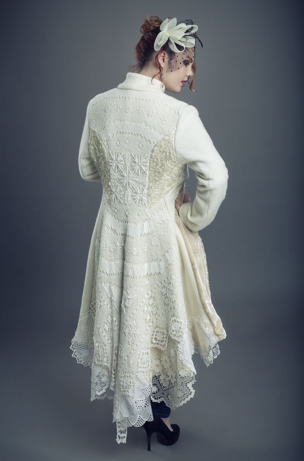 Manteau blanc ivoire long et évasé en laine écrue avec du velours de soie et de la broderie ancienne--9995731637070