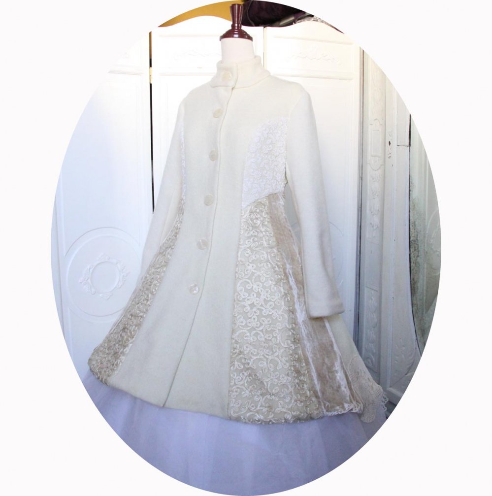 Manteau blanc ivoire long et évasé en laine écrue avec du velours de soie et de la broderie ancienne--9995731637070