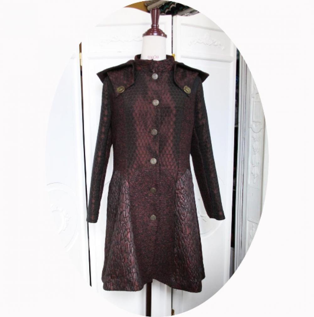Manteau Dragon trois quart à capuche amovible en mélange de tissus brocard bordeaux et noir à boutons bronze--9995574345446
