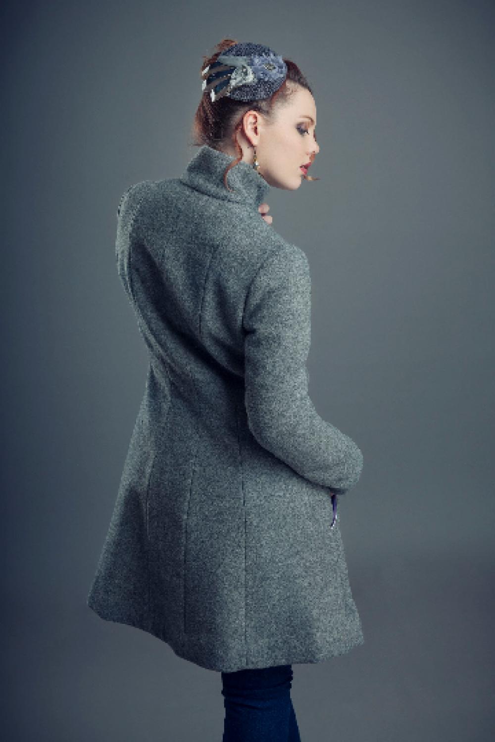 Manteau d'hiver forme princesse cintré et évasé en laine grise à poches et col montant fermé par des boutons en métal argenté--9995574335072