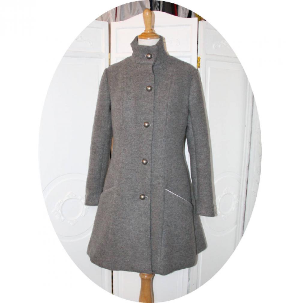 Manteau d'hiver forme princesse cintré et évasé en laine grise à poches et col montant fermé par des boutons en métal argenté--9995574335072