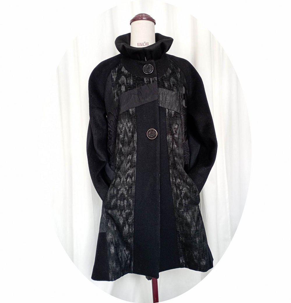 Manteau noir de forme trapeze en patchwork de lainages--2226977313877