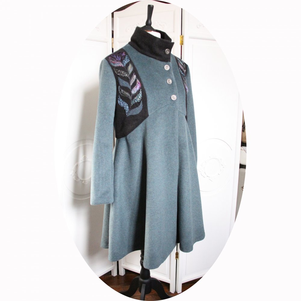 Manteau Spencer de forme trapèze en drap de laine bleu et gris brodé à la main motif feuilles--9995833091916