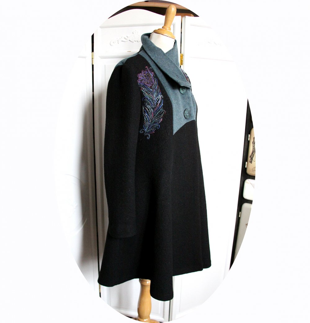 Manteau Spencer de forme trapèze en drap de laine bleu et noir brodé à la main motif plumes--2226353628649