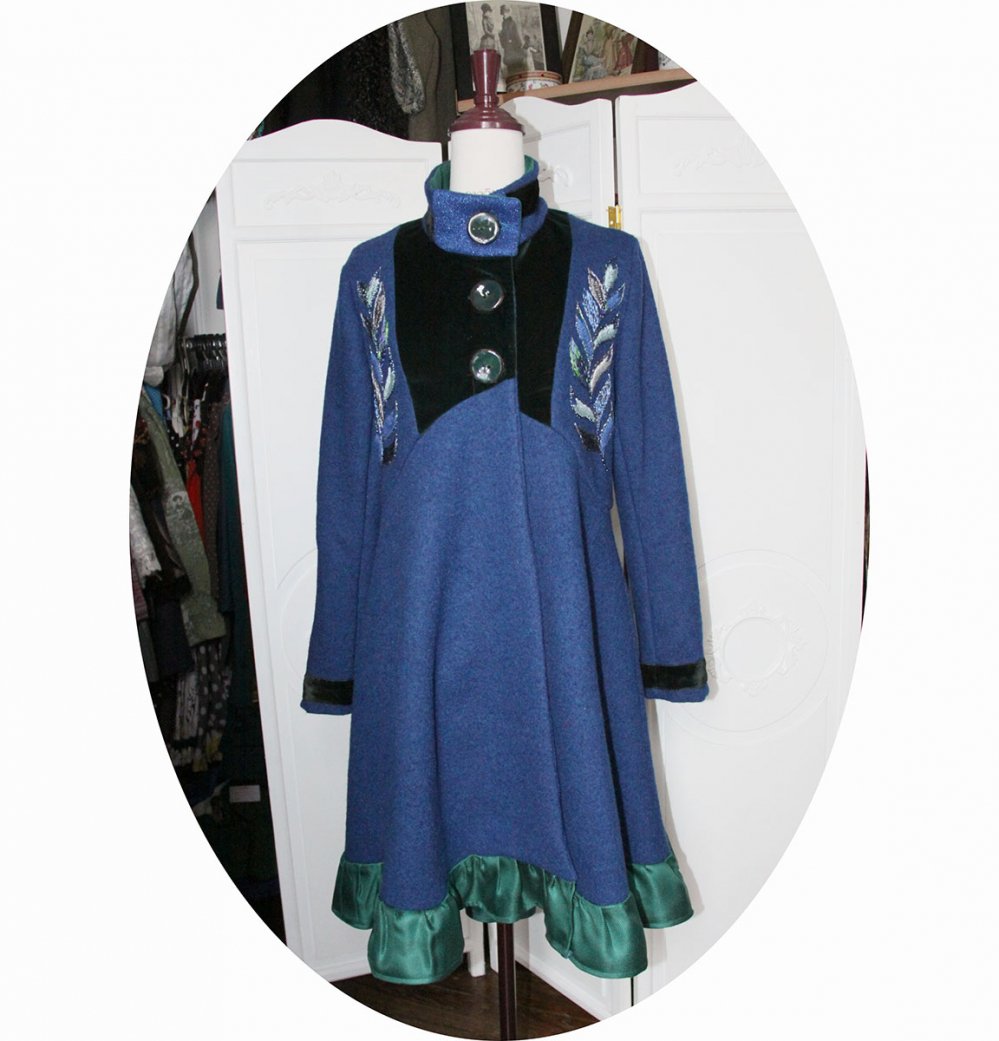 Manteau Spencer de forme trapèze en laine bleue velours vert et soie verte brodé main avec détails en soie verte et velours de soie--9995732477972