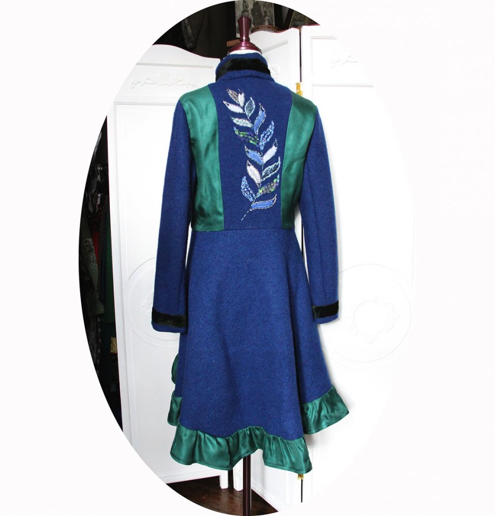 Manteau Spencer de forme trapèze en laine bleue velours vert et soie verte brodé main avec détails en soie verte et velours de soie--9995732477972